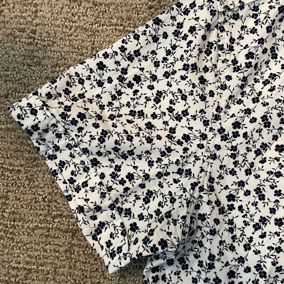 Denim & Flower Short-Sleeve Shirt MEDIUM - White with Small Blue Flowers - Picture 6 of 6